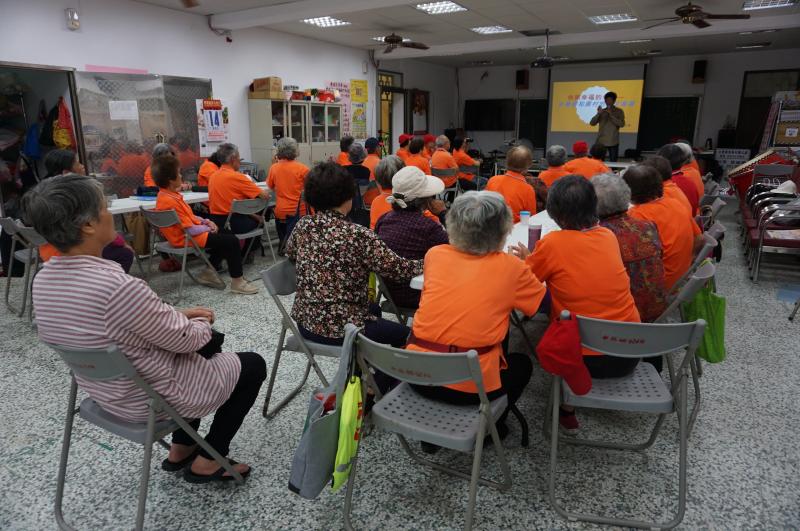 在地文化影像紀錄專班課程，課堂中學員認真聽老師講解。