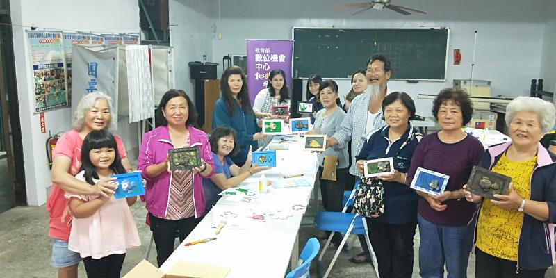 大家拿著自己的照片大合照