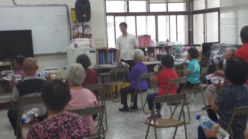 空拍家鄉實務班課程，講師說明空拍機的原理與操作。