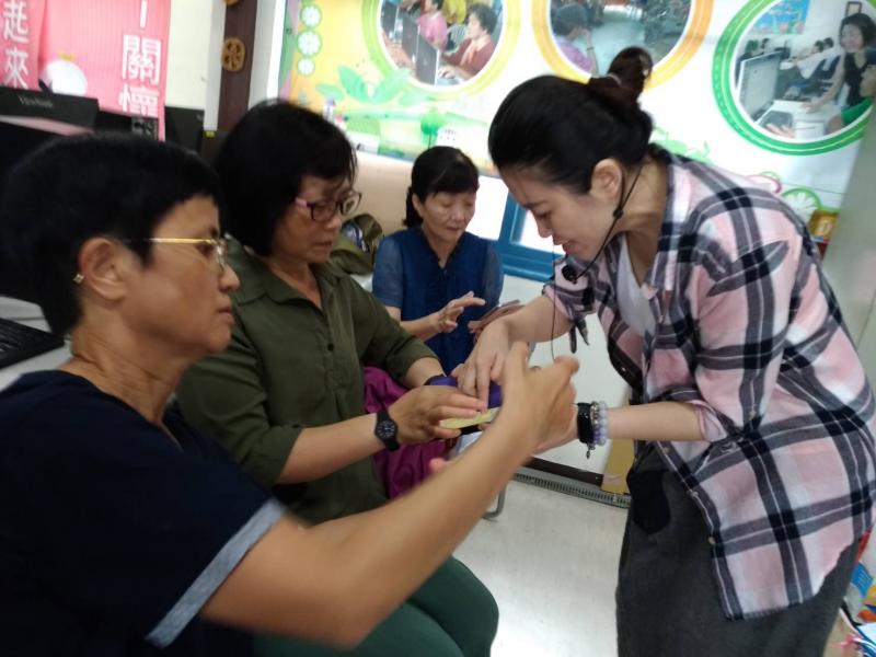 老師指導學員安裝設定小米手環APP。