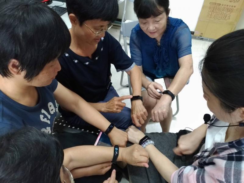 大家一起觀看一週後呈現的數據及健康指素。