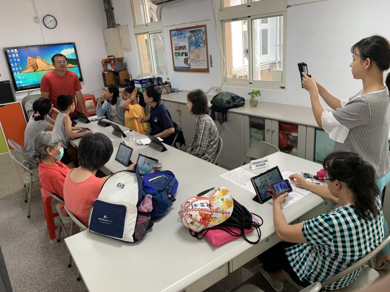 我們正在練習拍照片