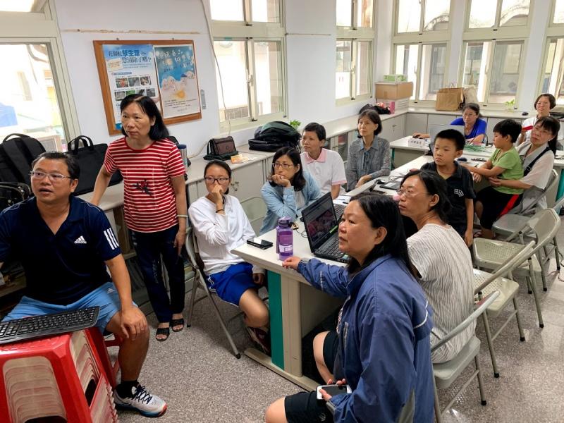 學員認真聆聽老師的講解