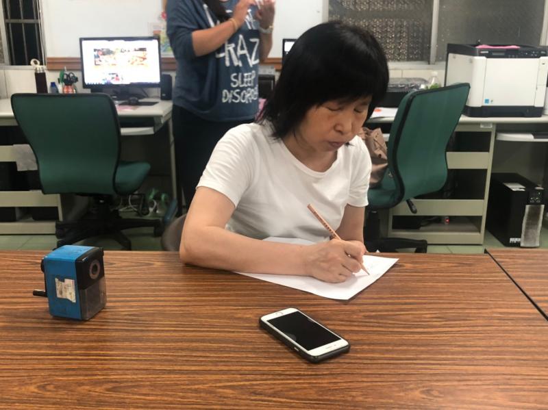 在課堂中學習新的知識並認真做筆記