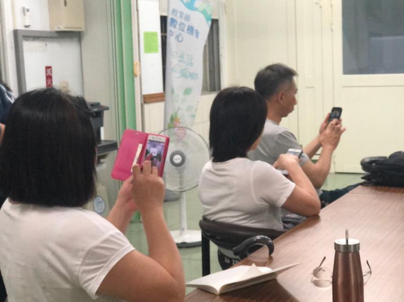 學員努力認真學習用手機拍短片