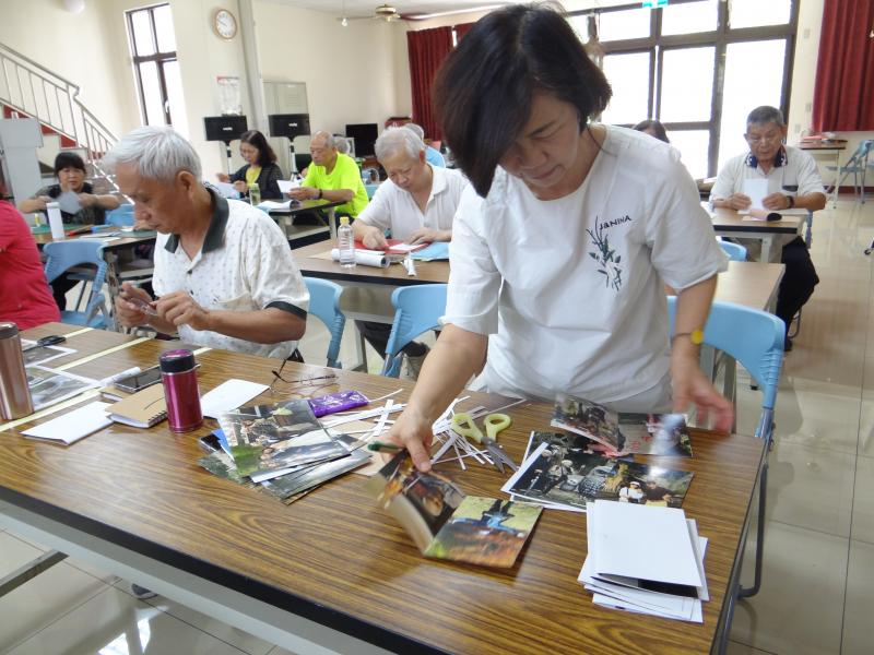 學員認真裁剪，拼貼成一本照片書。