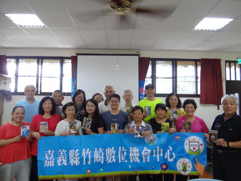 講師及學員們手上拿著自製照片書，一起大合照。