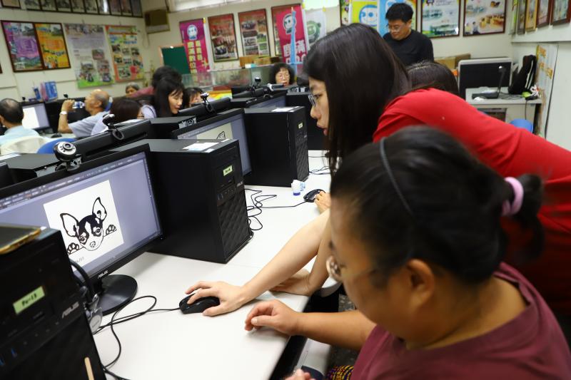 何老師個別指導學員如何繪圖