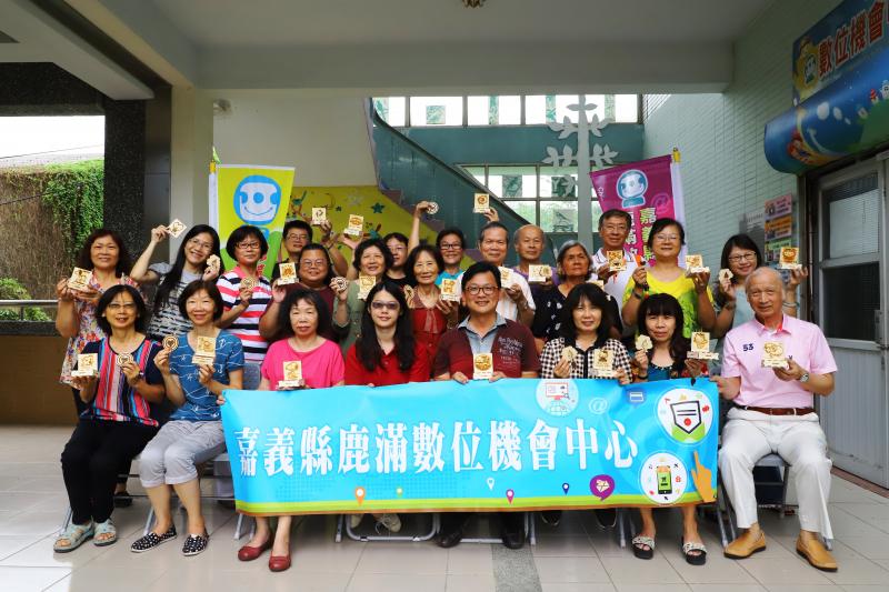 雷雕製作-校長與學員拿著作品合照