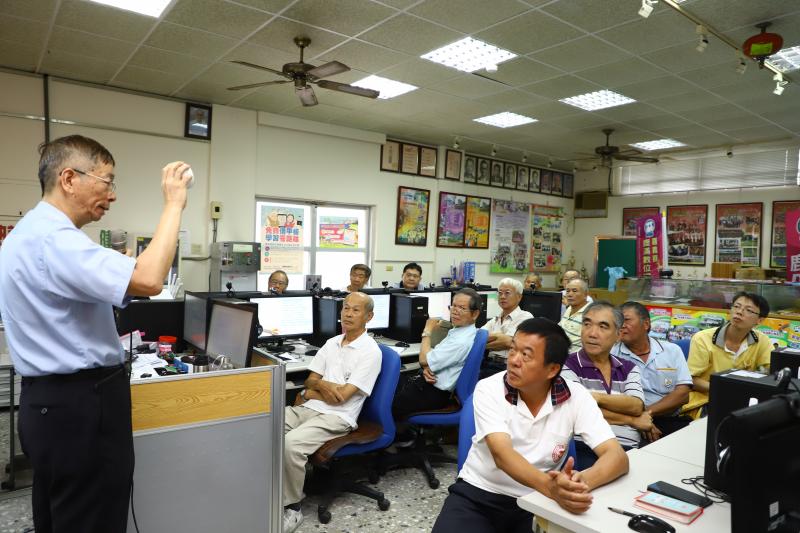 學員認真聽張老師介紹米家網關功能