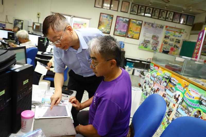 張老師個別指導學員如何聯網