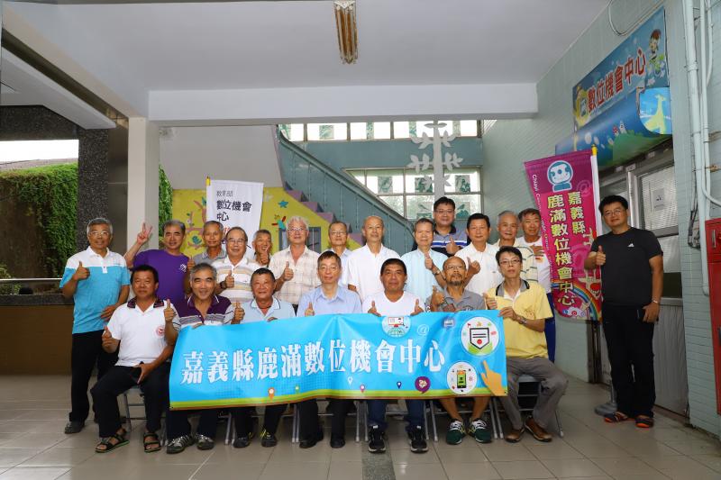 智慧家庭設備-老師與學員合照