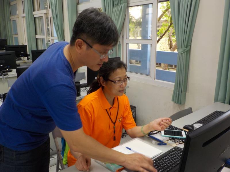 老師指導學員操作