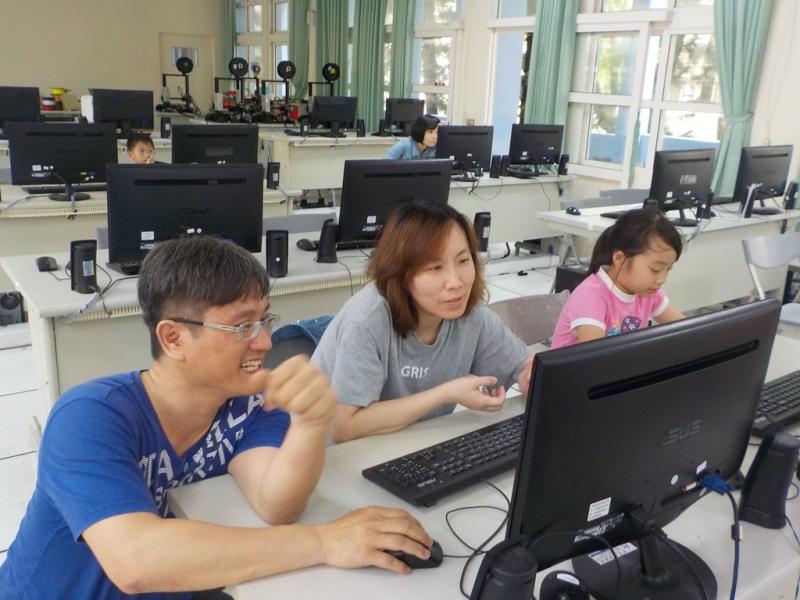 老師指導學員，學員認真學習