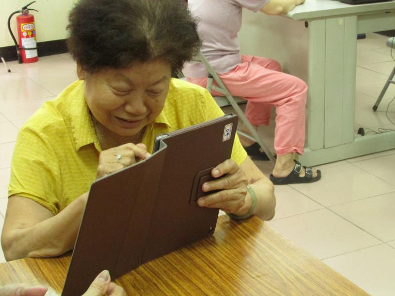 這位學員很喜歡和湯姆貓互動，對和它講話似乎感到很開心~