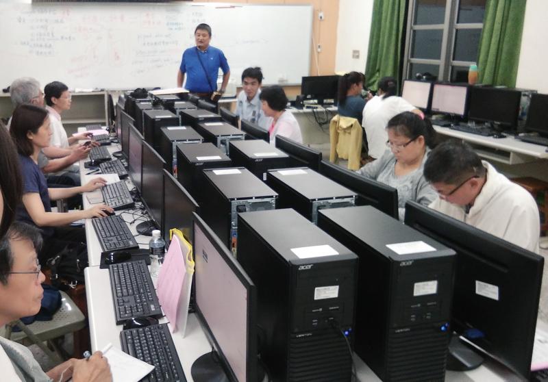 老師正在介紹課程大綱