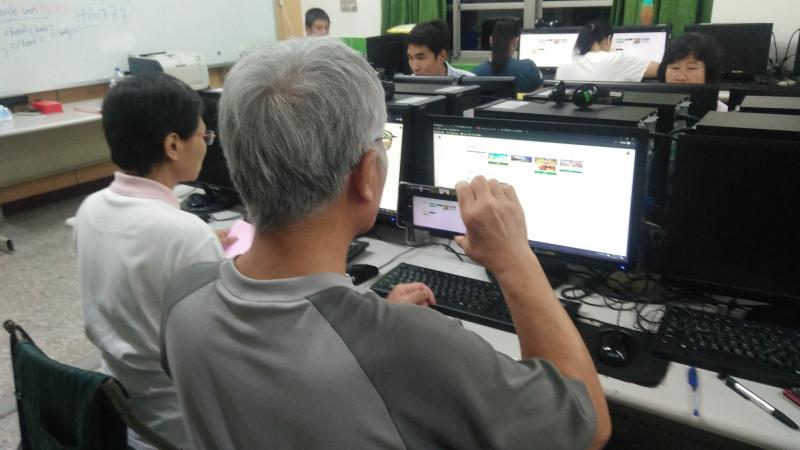 學員一邊聽課一邊拍攝