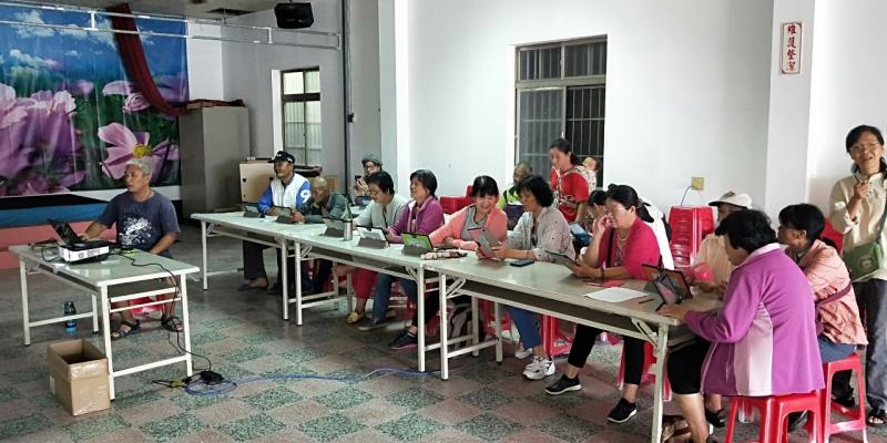 講師坐在自己的電腦前面，播放投影片的同時，對於Google內建的應用程式進行說明。