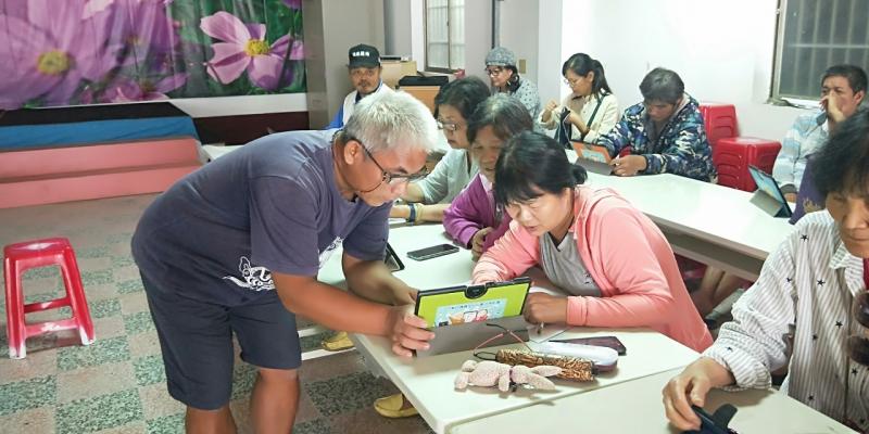 針對學員在操作上的問題，講師走到學園旁邊親自為她講解說明。