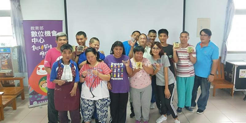 學員們將自己熱轉應的馬克杯拿在手中，像是說明今日輝煌的戰果，與講師拍了一張大合照。