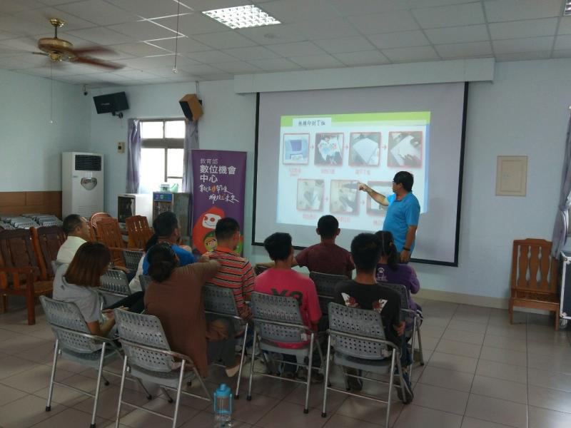 講師正指著投影片，以圖片說明熱轉印的步驟。