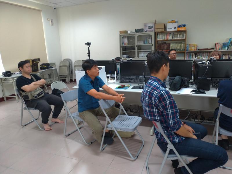 學員們正在聽講師們講解YouTube的使用說明及搜尋技巧。