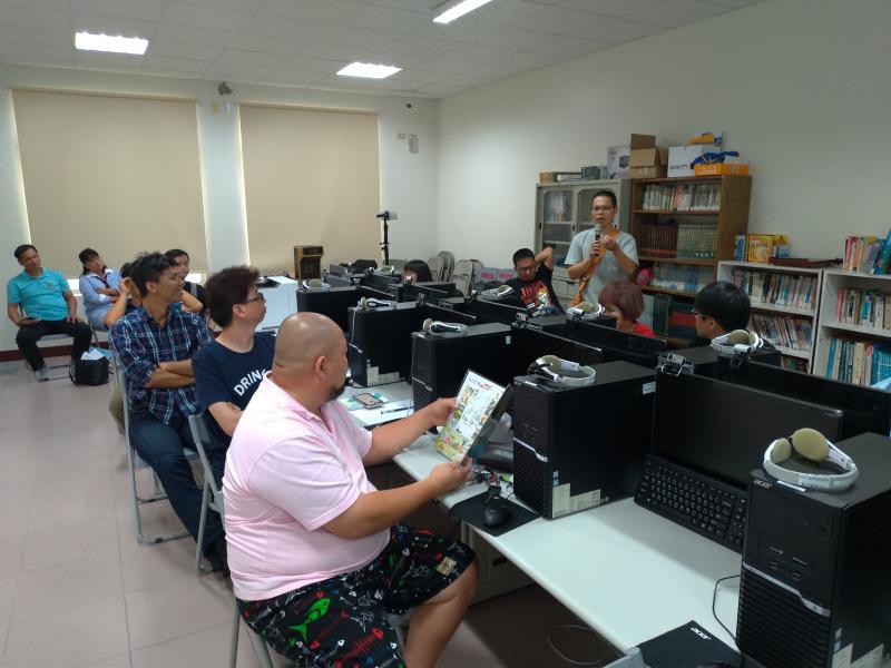 講師不時會貼近學員講解操作的技巧及使用的小訣竅。