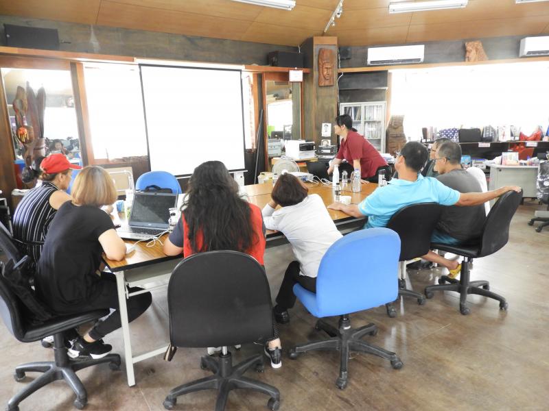 難度較高的課程，學員一邊筆記一邊慢慢學