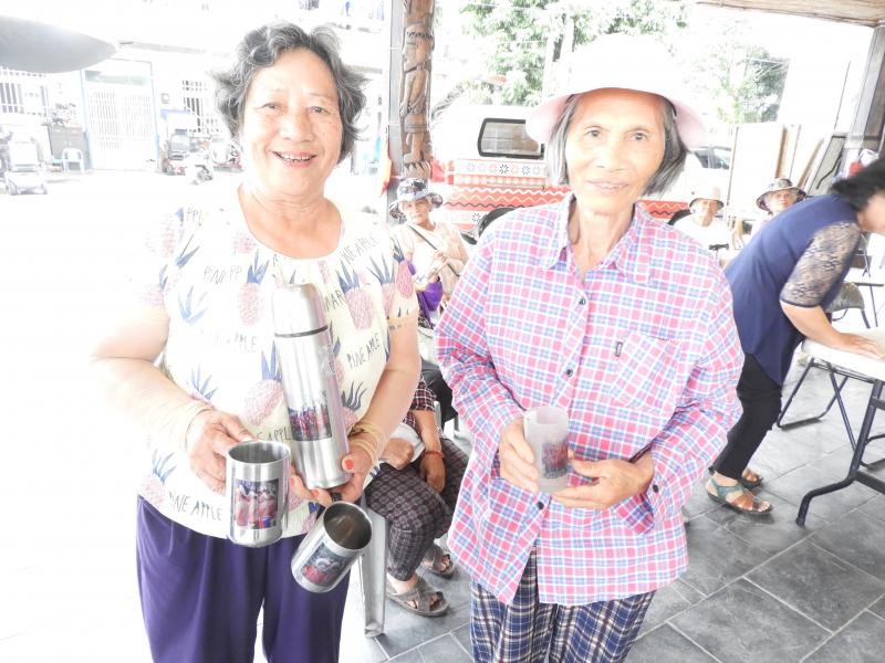 在課程第二個熱轉印的款式，這些學員看到自已的孫子以前的照片，都哈哈大笑，這些學員都好喜歡。