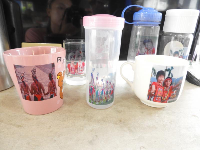 在熱轉印課程上，學員將自己的照片熱轉印上各式的杯子，馬克杯、水壺、玻璃杯等。