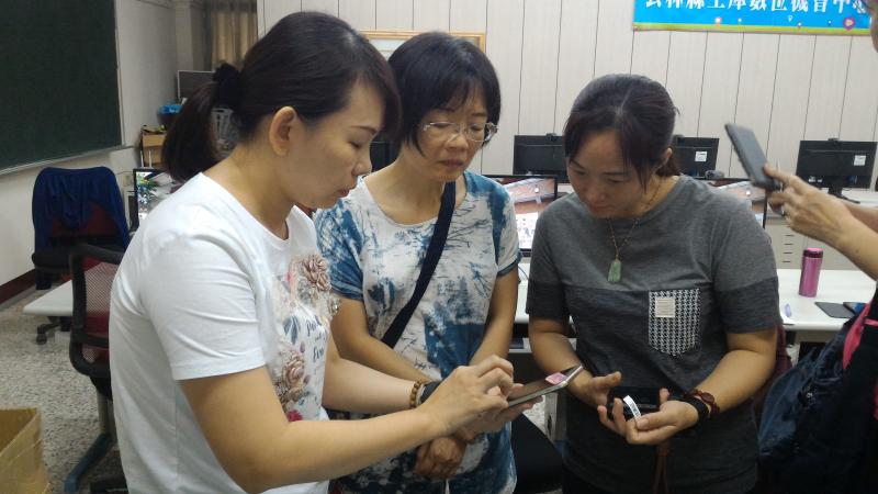 講師講解如何設定手機APP軟體應用