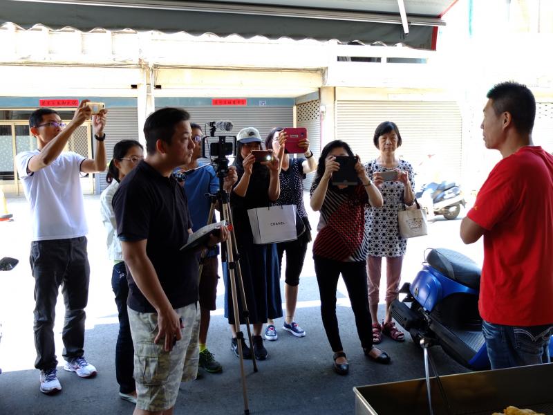 大夥拿起手機錄影、拍照，苑裡DOC採訪魚丸店王老闆進行中