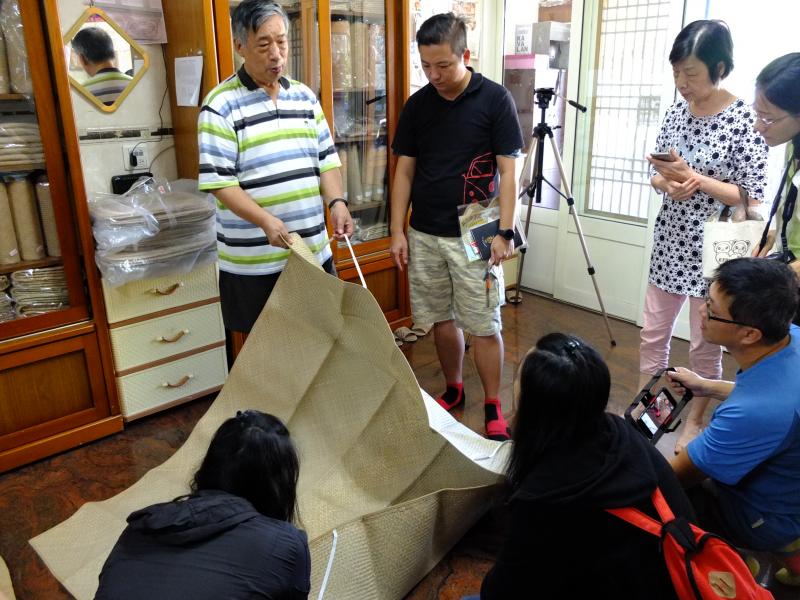 陳老闆介紹草蓆地的特殊圖樣