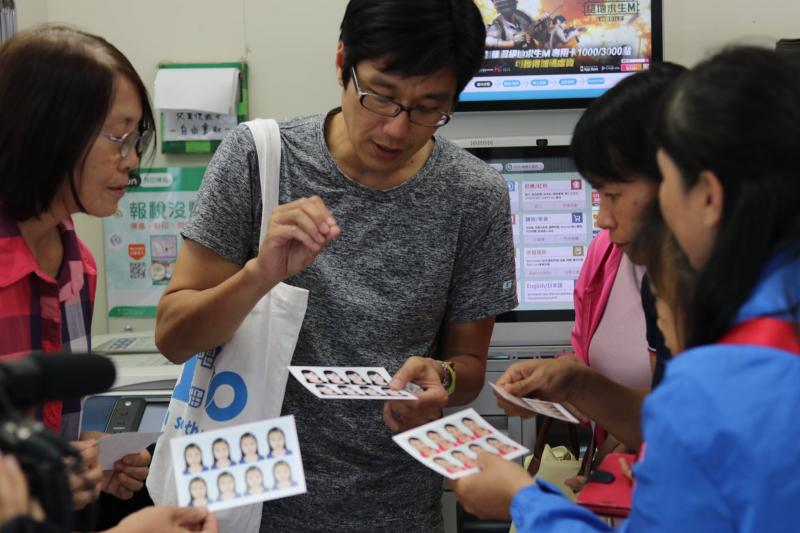 老師帶領學員們到便利商店操作多功能事務機將自己的大頭照輸出