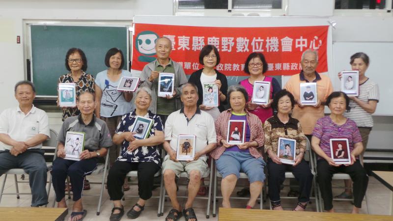 阿公阿嬤學習的作品輸出大合照