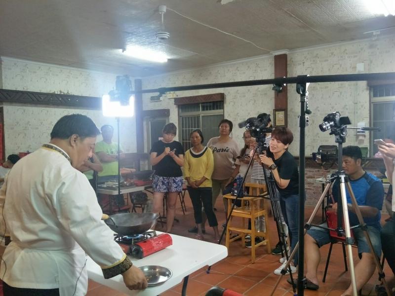 學員們正使用手機或相機拍攝老師作菜的過程