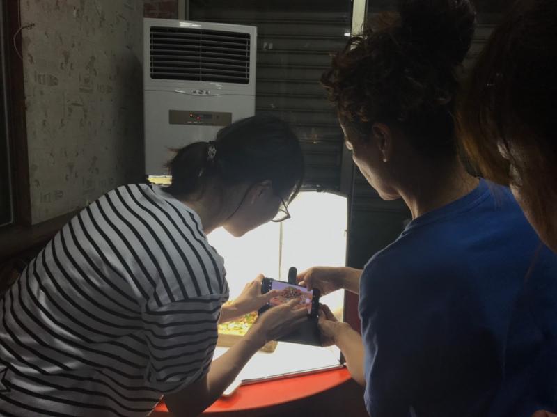 學員們利用美食攝影棚的燈光效果拍成出美美的照片