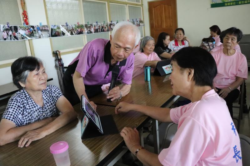 老師指導學員操作平板的練習。