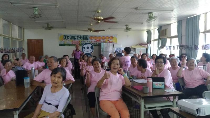 課程中大家一起拍照留影。