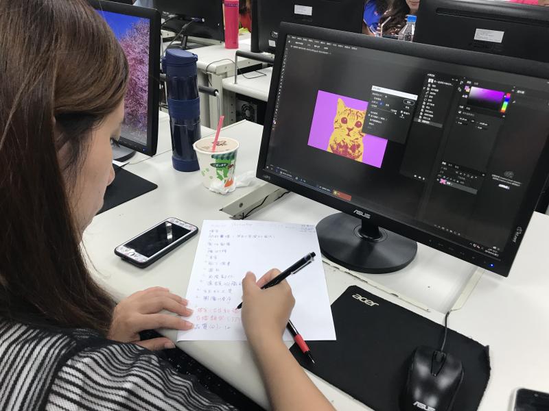 學員正在認真做筆記，一一記下Photoshop軟體操作步驟。