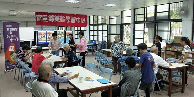 學員們一起坐在富里鄉樂齡學習中心，學習影片的拍攝與後製。