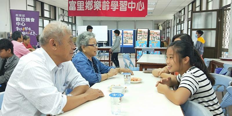 學員們彼此開心交流的樣子，討論著製作影片的心得。