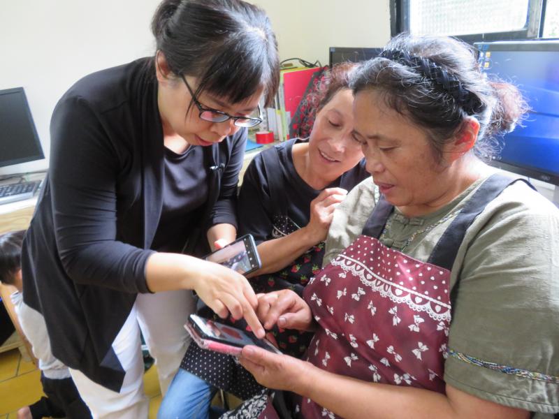 講師正在指導學員進行圖片編修，完成後就成了LINE貼圖。