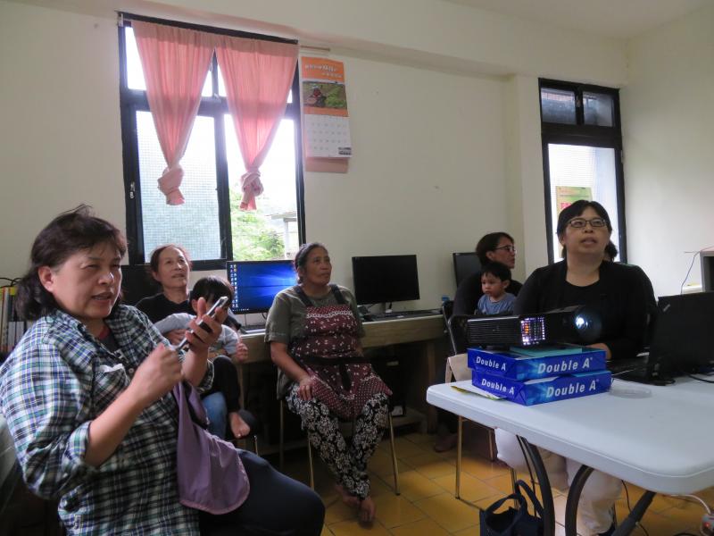 學員為學習LINE貼圖製作，專心聆聽課程。