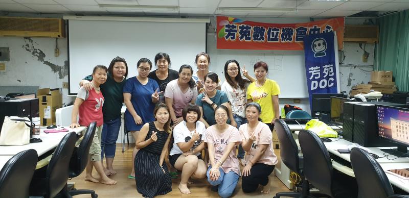 學員與講師在DOC教室 開心大合照