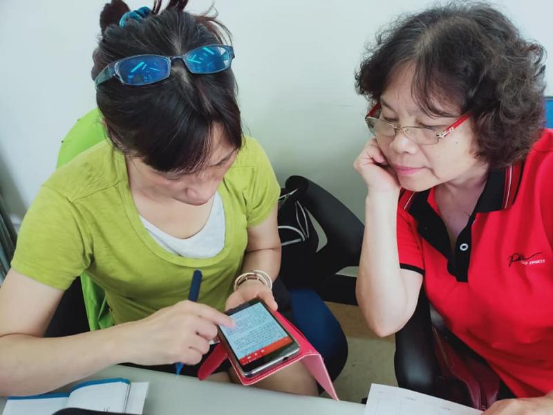 學員跟著老師的步驟操作