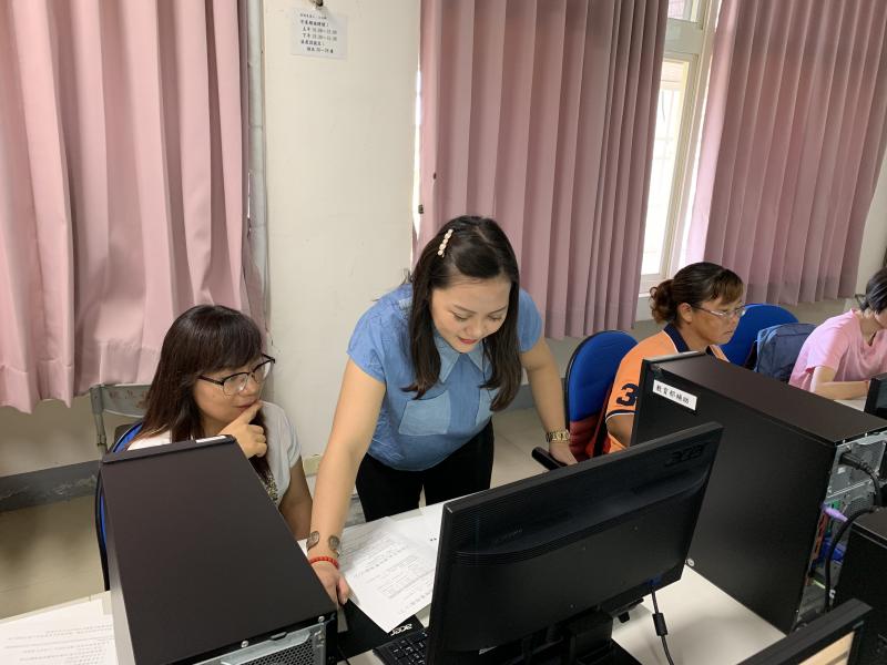 課程中學員們遇到操作困難，老師悉心指導中。