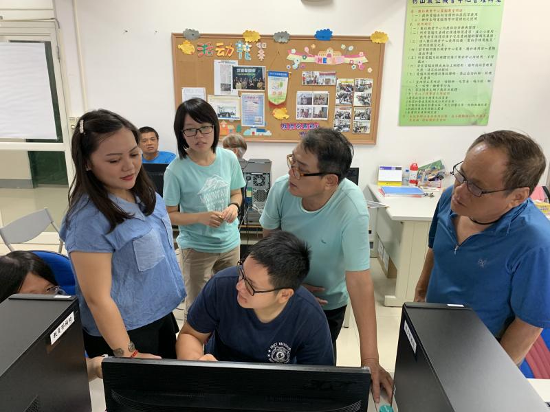 指導老師與學員們就上課內容積極討論。