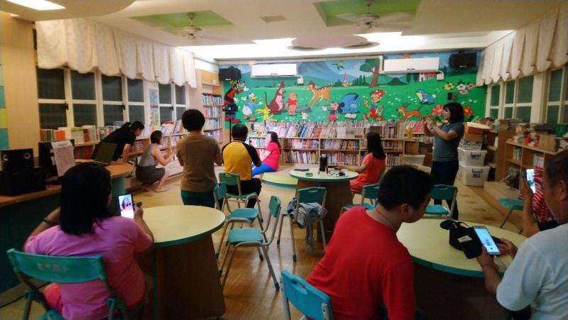 學員學習拍攝角度及如何取光線補足照片亮度