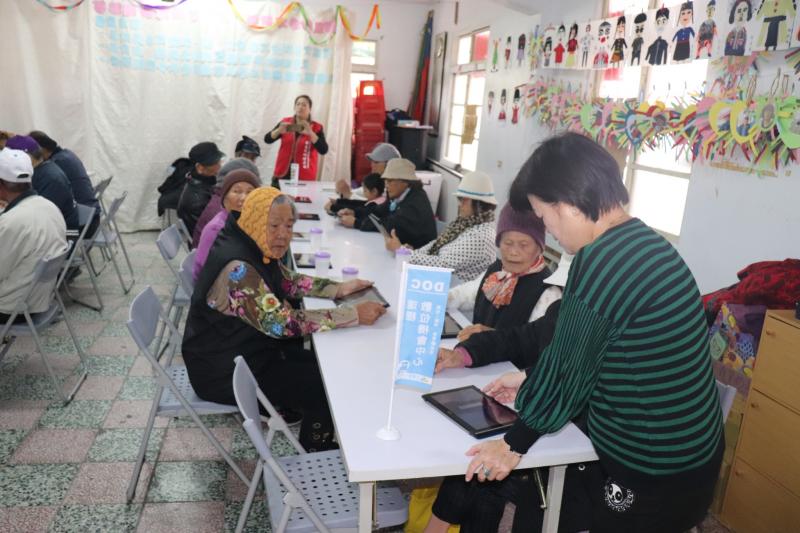 志工協助年長學員